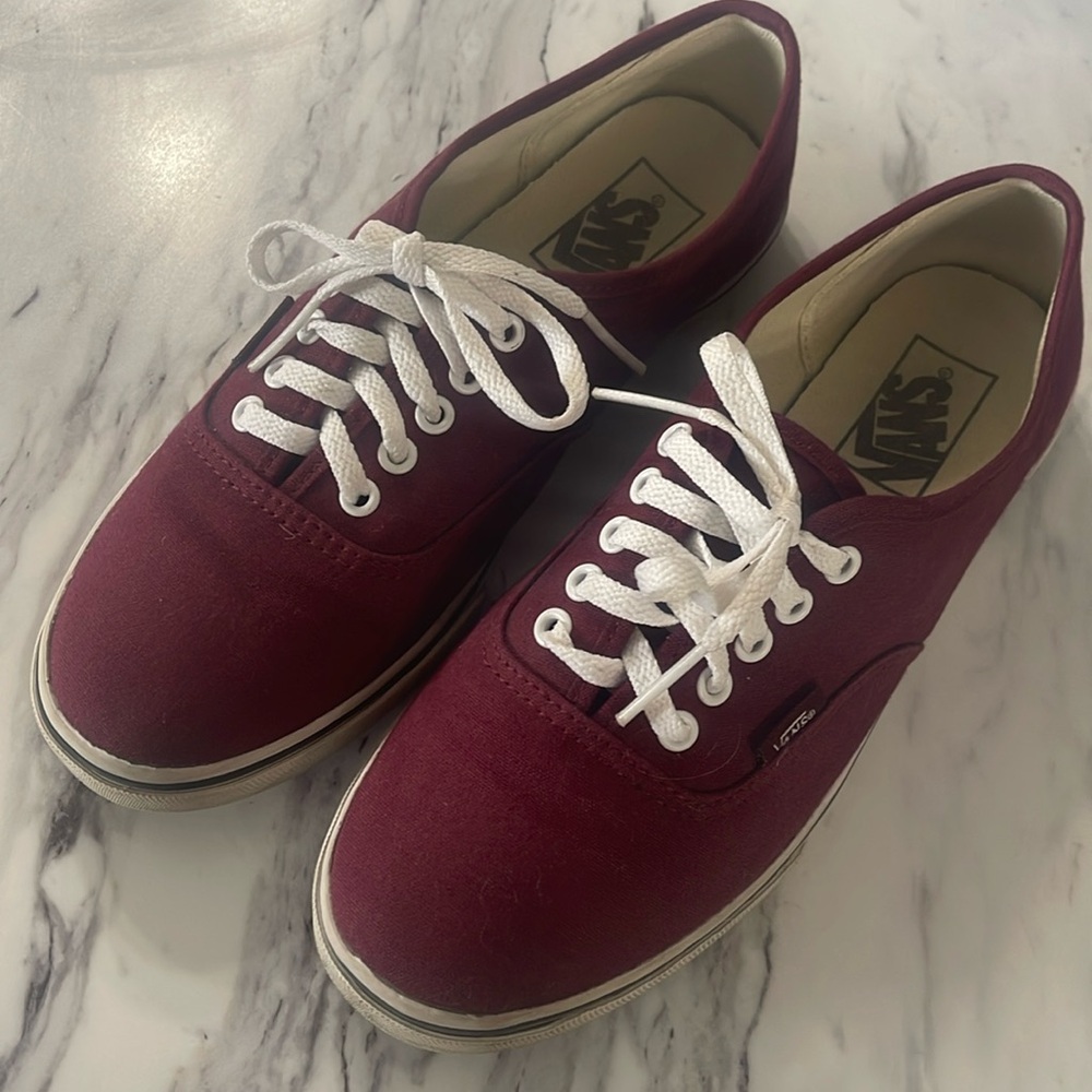 Maroon Vans Sneakers, unisex sizes (Men 6.5; Women 8.5).